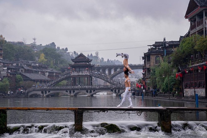 Anh em 'Hoàng tử Xiếc' trình diễn đẹp mê hồn ở Phượng Hoàng cổ trấn - ảnh 6