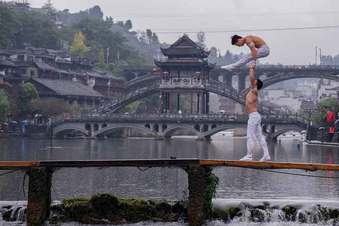 Anh em 'Hoàng tử Xiếc' trình diễn đẹp mê hồn ở Phượng Hoàng cổ trấn - ảnh 9