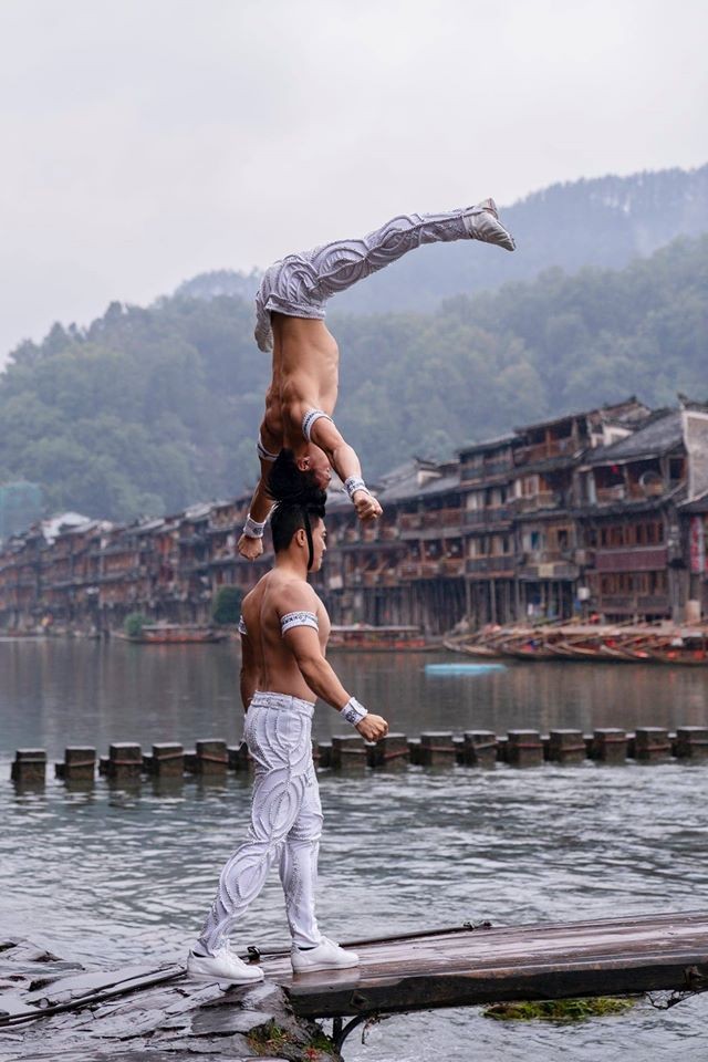 Anh em 'Hoàng tử Xiếc' trình diễn đẹp mê hồn ở Phượng Hoàng cổ trấn - ảnh 12