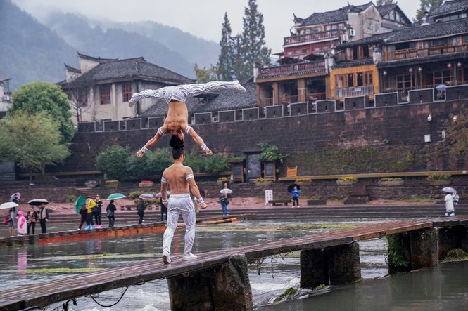 Anh em 'Hoàng tử Xiếc' trình diễn đẹp mê hồn ở Phượng Hoàng cổ trấn - ảnh 13