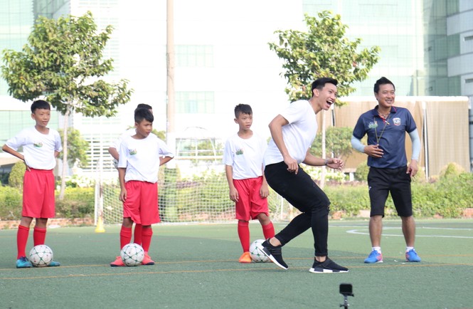 Đoàn Văn Hậu vui chơi và chia sẻ về thời thơ ấu với các cầu thủ nhí - ảnh 5