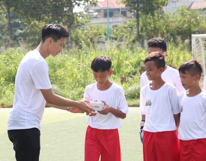 Đoàn Văn Hậu vui chơi và chia sẻ về thời thơ ấu với các cầu thủ nhí - ảnh 2