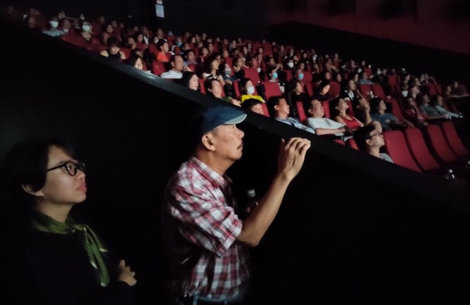 Nhạc sĩ Trần Tiến tái xuất phong độ, đàn hát say mê giữa hàng trăm người hâm mộ - ảnh 2