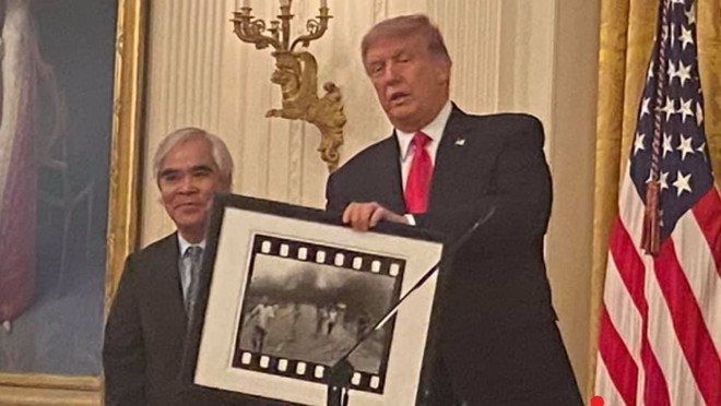 Nick Út - Tác giả ảnh 'Em bé Napalm' được Tổng thống Donald Trump trao Huân chương - ảnh 1