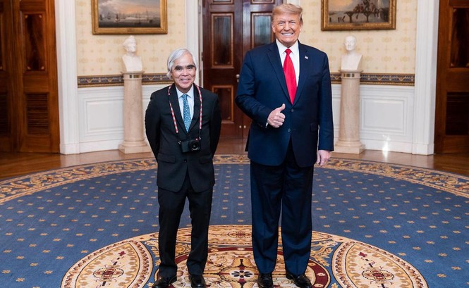 Nick Út bị tấn công, máy ảnh bị đập nát sau khi được ông Trump trao huân chương - ảnh 2