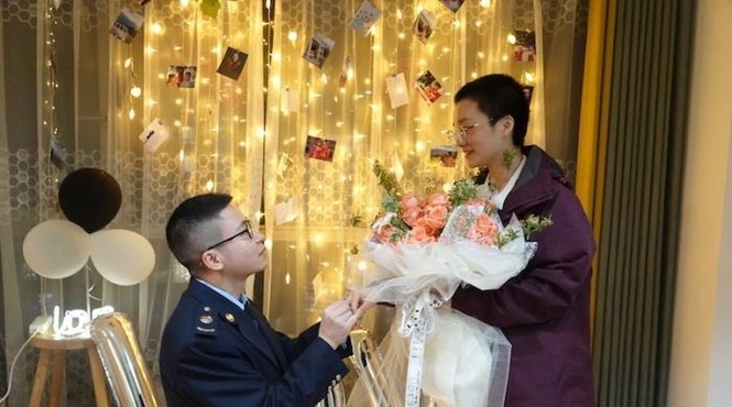 Hình ảnh đẹp nữ y tá nhận lời cầu hôn sau khi khải hoàn từ Vũ Hán trở về - ảnh 1