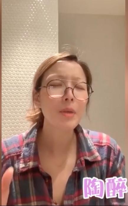 Diva Trịnh Tú Văn say sưa hát với khuôn mặt