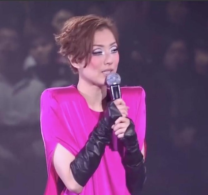 Diva Trịnh Tú Văn say sưa hát với khuôn mặt
