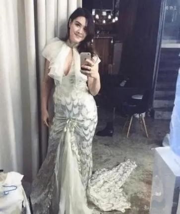 Con gái Chung Lệ Đề khoe ảnh áo tắm