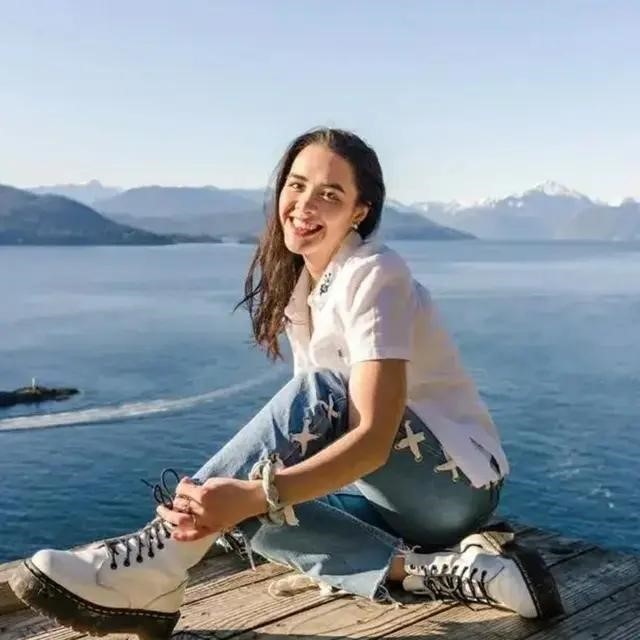 Con gái Chung Lệ Đề khoe ảnh áo tắm