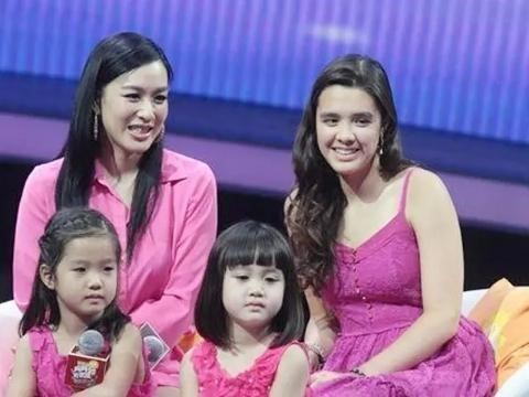 Con gái Chung Lệ Đề khoe ảnh áo tắm