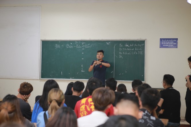 Chàng trai đam mê du lịch tỏa sáng với nghề - ảnh 7
