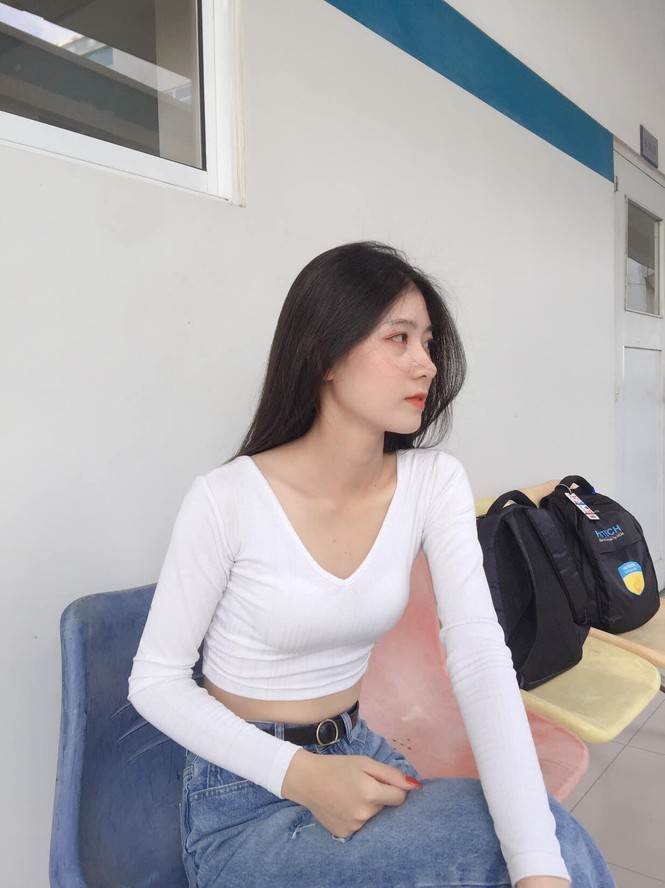 Vẻ đẹp trong veo của nữ sinh Hutech trong bộ đồng phục trường - ảnh 7