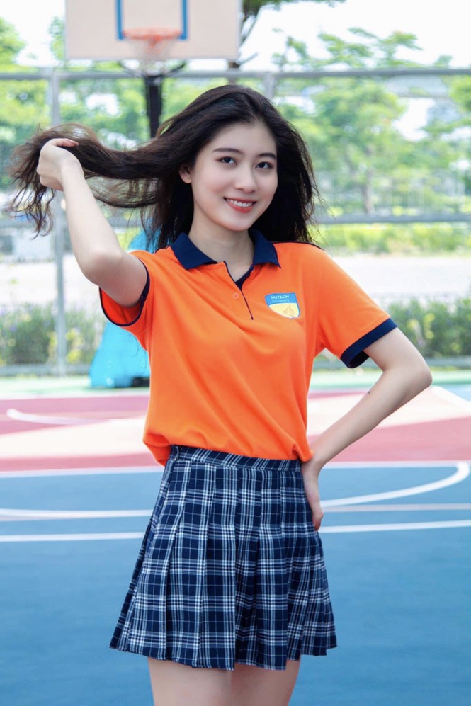 Vẻ đẹp trong veo của nữ sinh Hutech trong bộ đồng phục trường - ảnh 1