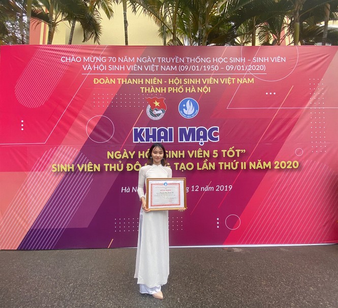 Tân cử nhân trẻ tuổi nhất trường ĐH Kinh tế Quốc dân là Đảng viên, sinh viên xuất sắc - ảnh 6
