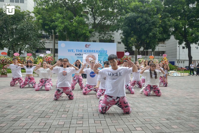 Thầy cô trường Đại học Ngoại thương “phá tan băng” cùng tân sinh viên - ảnh 11