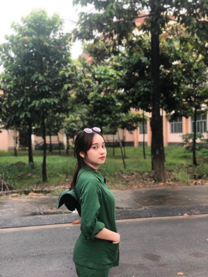 Cô nữ sinh trường ĐH Kinh tế TP Hồ Chí Minh khỏe khoắn, năng động trong bộ đồ quân sự - ảnh 14