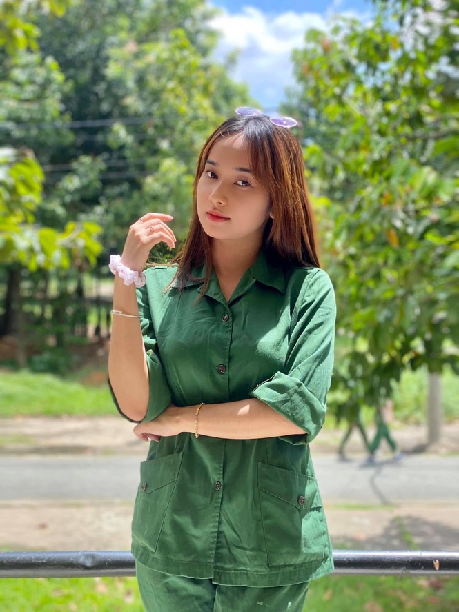 Cô nữ sinh trường ĐH Kinh tế TP Hồ Chí Minh khỏe khoắn, năng động trong bộ đồ quân sự - ảnh 10