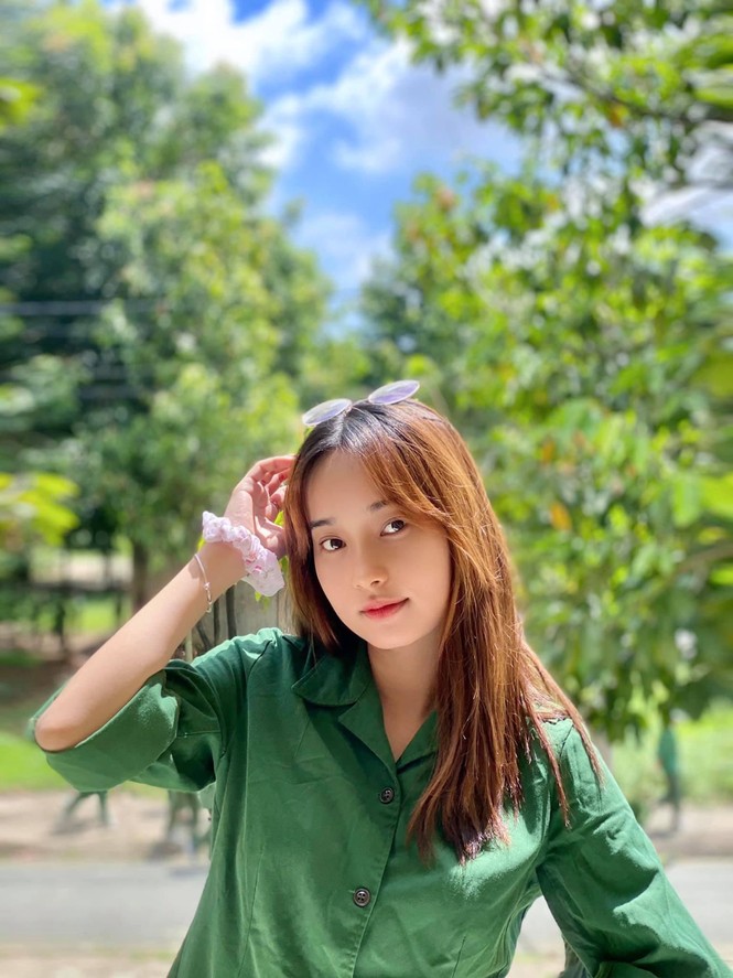 Cô nữ sinh trường ĐH Kinh tế TP Hồ Chí Minh khỏe khoắn, năng động trong bộ đồ quân sự - ảnh 11