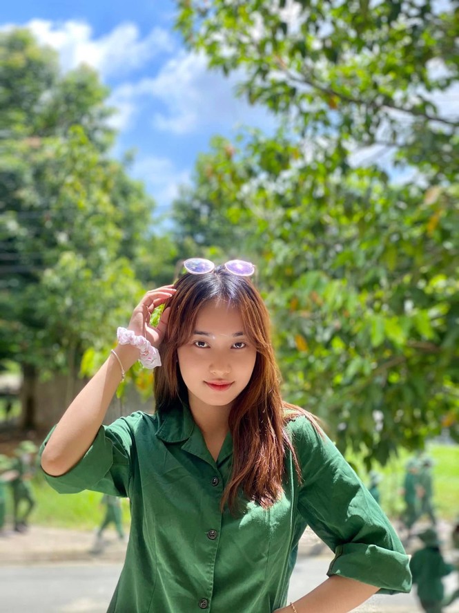 Cô nữ sinh trường ĐH Kinh tế TP Hồ Chí Minh khỏe khoắn, năng động trong bộ đồ quân sự - ảnh 9