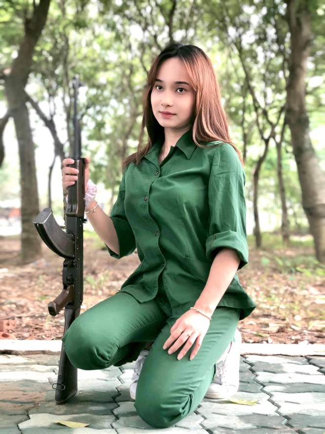 Cô nữ sinh trường ĐH Kinh tế TP Hồ Chí Minh khỏe khoắn, năng động trong bộ đồ quân sự - ảnh 15
