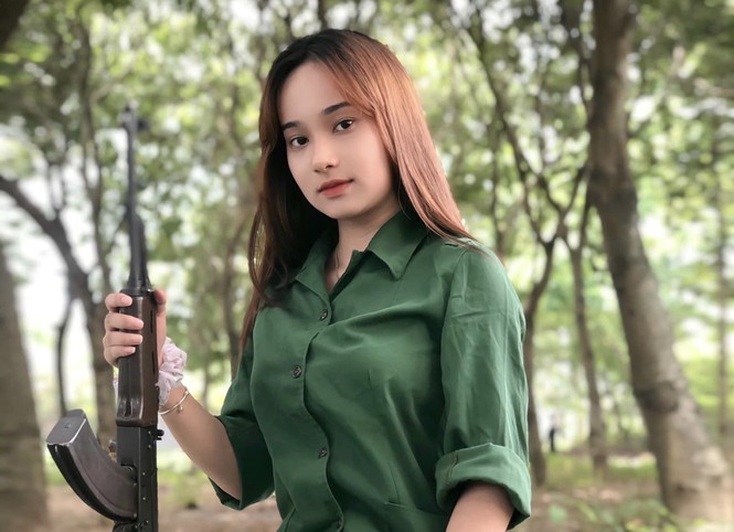 Cô nữ sinh trường ĐH Kinh tế TP Hồ Chí Minh khỏe khoắn, năng động trong bộ đồ quân sự - ảnh 2