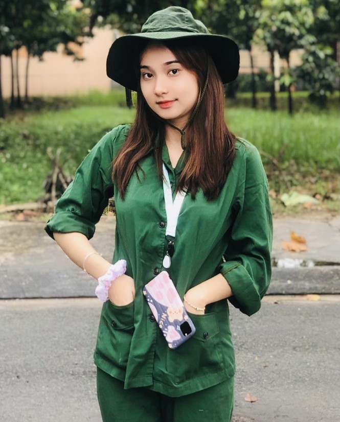 Cô nữ sinh trường ĐH Kinh tế TP Hồ Chí Minh khỏe khoắn, năng động trong bộ đồ quân sự - ảnh 3