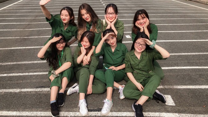Cô nữ sinh trường ĐH Kinh tế TP Hồ Chí Minh khỏe khoắn, năng động trong bộ đồ quân sự - ảnh 4