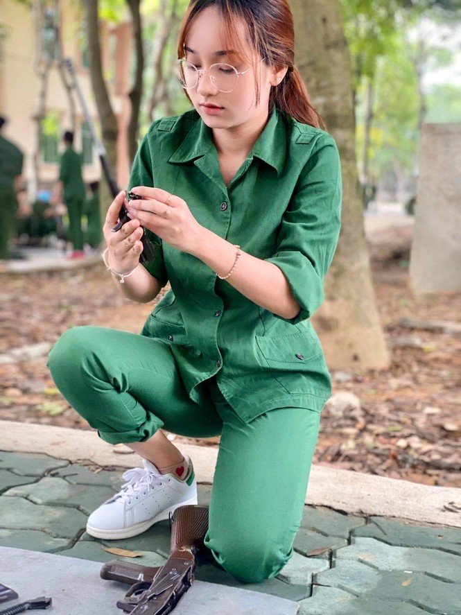 Cô nữ sinh trường ĐH Kinh tế TP Hồ Chí Minh khỏe khoắn, năng động trong bộ đồ quân sự - ảnh 7