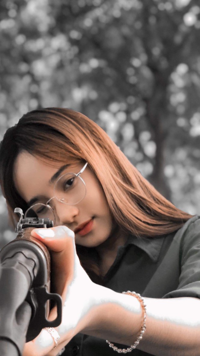 Cô nữ sinh trường ĐH Kinh tế TP Hồ Chí Minh khỏe khoắn, năng động trong bộ đồ quân sự - ảnh 8