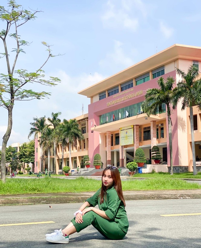 Cô nữ sinh trường ĐH Kinh tế TP Hồ Chí Minh khỏe khoắn, năng động trong bộ đồ quân sự - ảnh 1