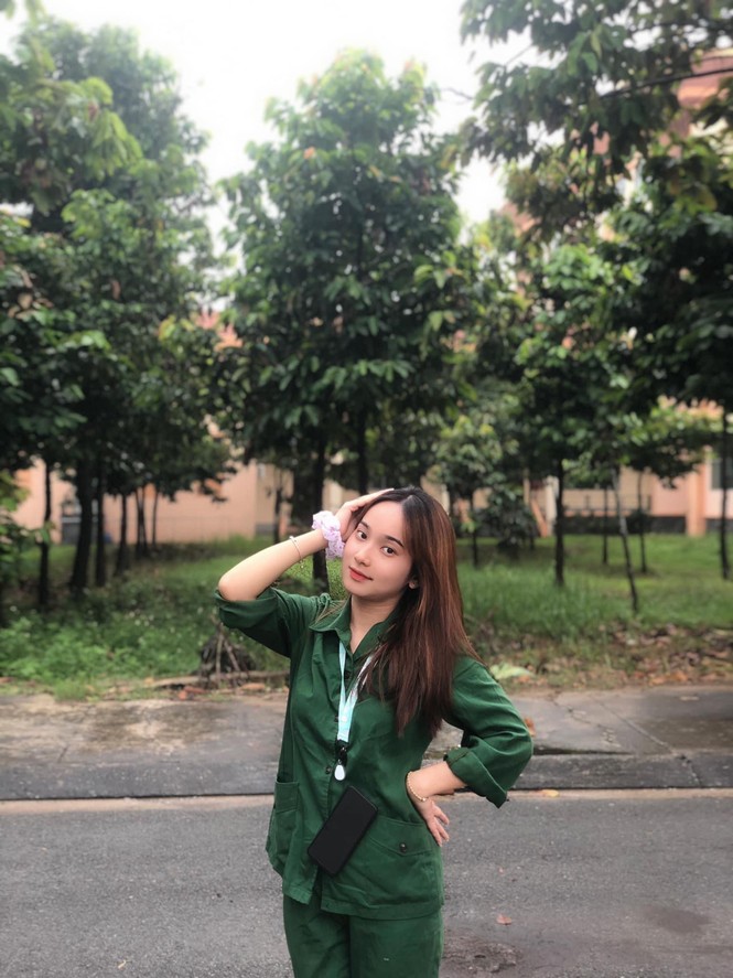 Cô nữ sinh trường ĐH Kinh tế TP Hồ Chí Minh khỏe khoắn, năng động trong bộ đồ quân sự - ảnh 13