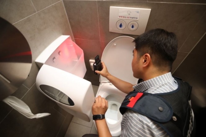Hàn Quốc: Nhà vệ sinh nữ thiết kế đặc biệt chống những kẻ biến thái, quay lén - ảnh 2