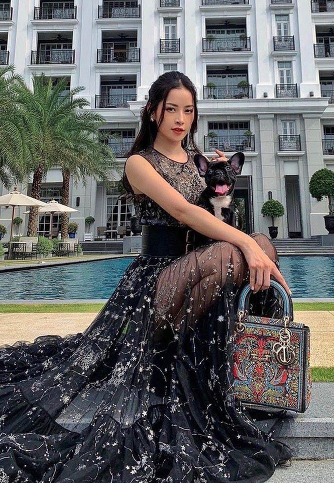 Chi Pu xuất hiện với phong cách sang chảnh; Thu Trang - Tiến Luật mặn nồng dù con đã lớn - ảnh 1
