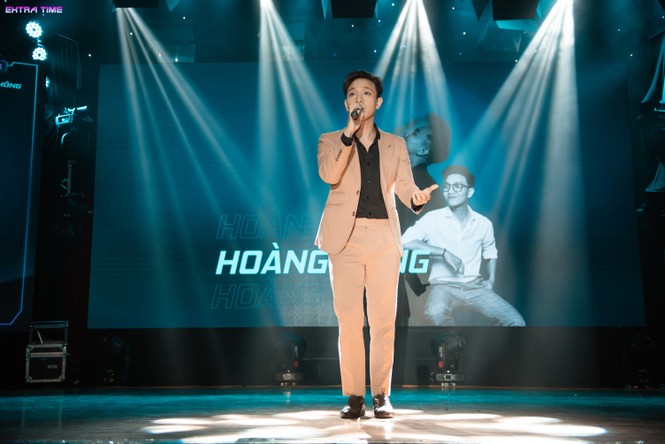 Ca sĩ Hoàng Dũng cháy hết mình tại đêm nhạc hội chào tân sinh viên trường Báo - ảnh 1