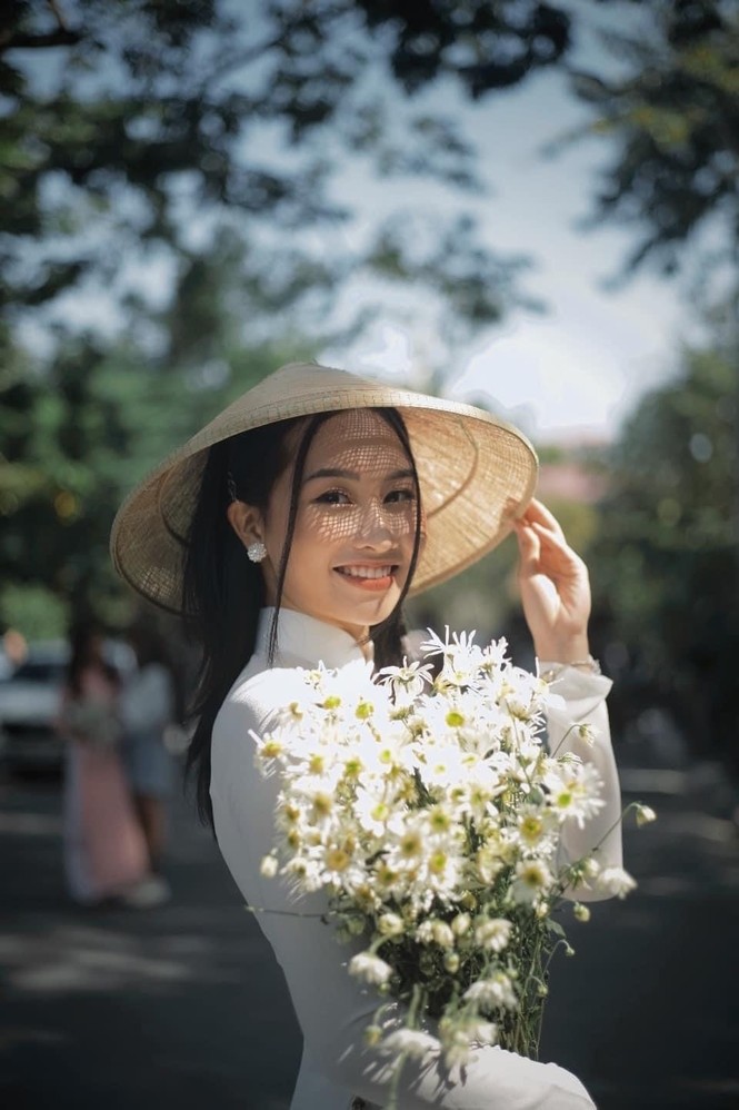 Diện áo dài trắng tinh khôi, Á khôi Phan Thanh Thảo hút hồn mọi ánh nhìn ngày kỷ yếu - ảnh 4