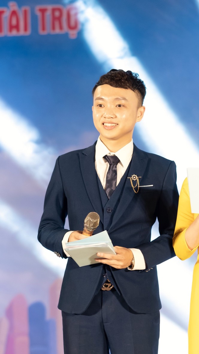 Thầy giáo trường Y đồng sáng lập trung tâm đào tạo MC từng bị loại vì giọng địa phương - ảnh 1