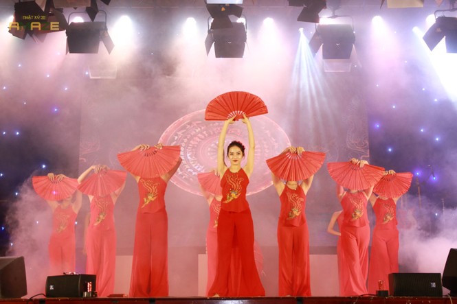 Ngọt Band cực ‘phiêu’ trong đêm đại nhạc hội chào tân sinh viên trường Báo - ảnh 1
