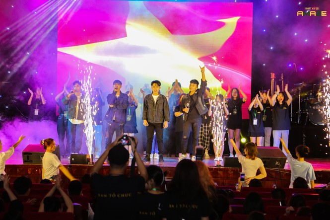 Ngọt Band cực ‘phiêu’ trong đêm đại nhạc hội chào tân sinh viên trường Báo - ảnh 2