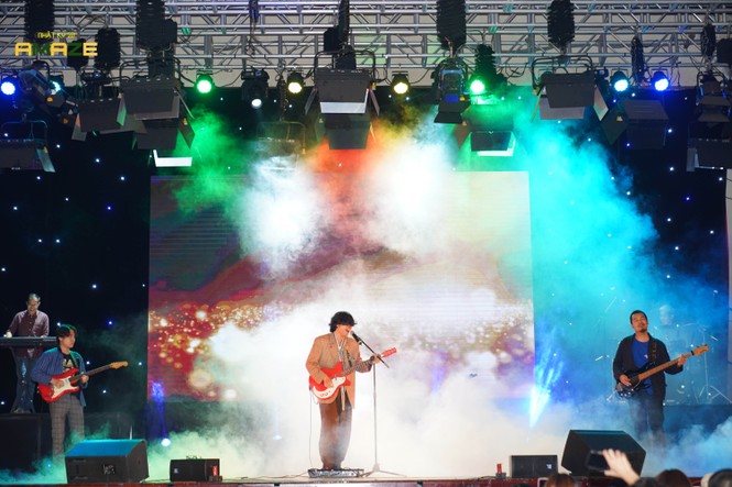 Ngọt Band cực ‘phiêu’ trong đêm đại nhạc hội chào tân sinh viên trường Báo - ảnh 5