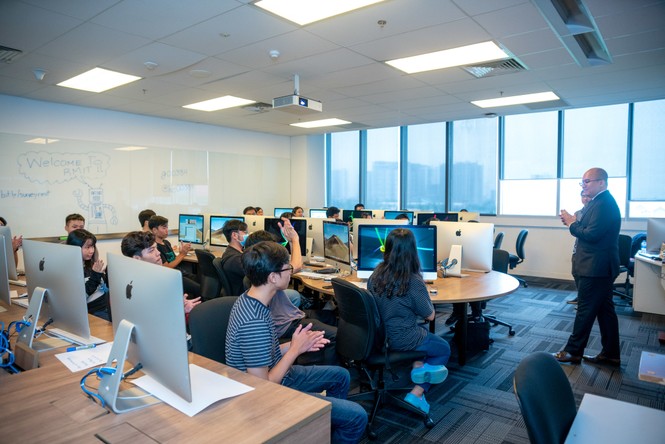 RMIT và Amazon hợp tác đào tạo về điện toán đám mây - ảnh 1