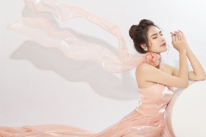“Lụi tim” với nét quyến rũ của Á khôi Hồng Nhung trong bộ ảnh Giáng sinh - ảnh 6