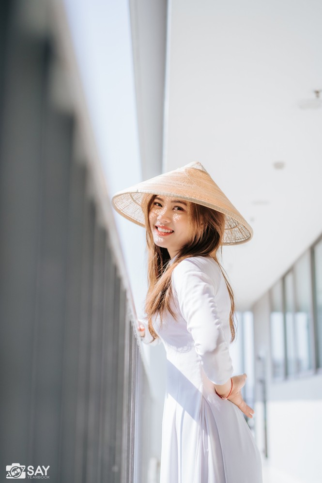 Nữ sinh trường Đại học Xây dựng đẹp thuần khiết với tà áo dài trắng - ảnh 1