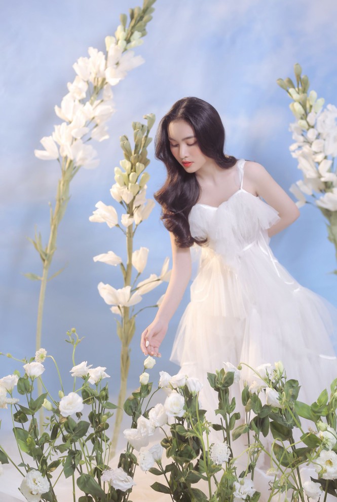 Người đẹp Hồng Nhung khoe vẻ đẹp hút hồn trong bộ ảnh đón năm mới - ảnh 2