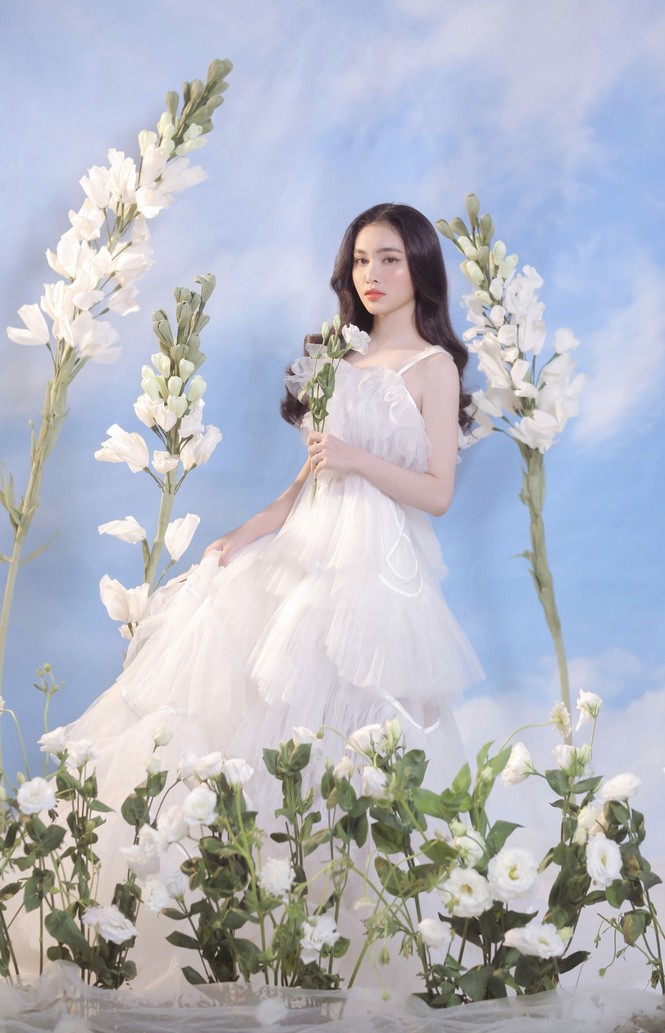 Người đẹp Hồng Nhung khoe vẻ đẹp hút hồn trong bộ ảnh đón năm mới - ảnh 3