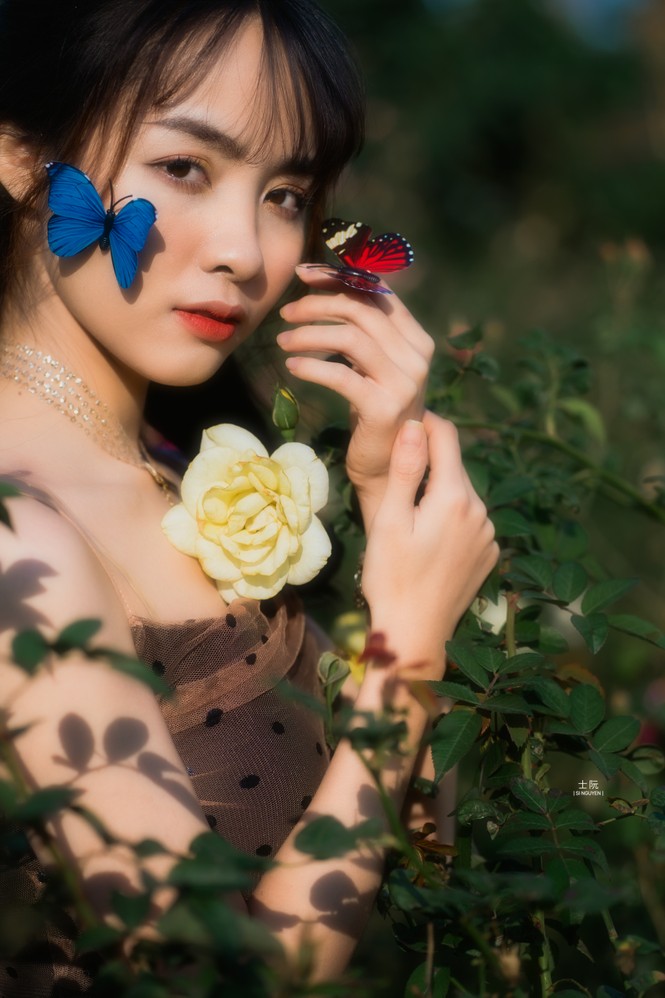 Nữ sinh Bách khoa hóa công chúa mơ màng giữa rừng hoa - ảnh 1