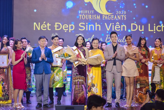 Lần đầu chạm ngõ điện ảnh, Cao Xuân Tài được sinh viên cổ vũ hết mình - ảnh 4
