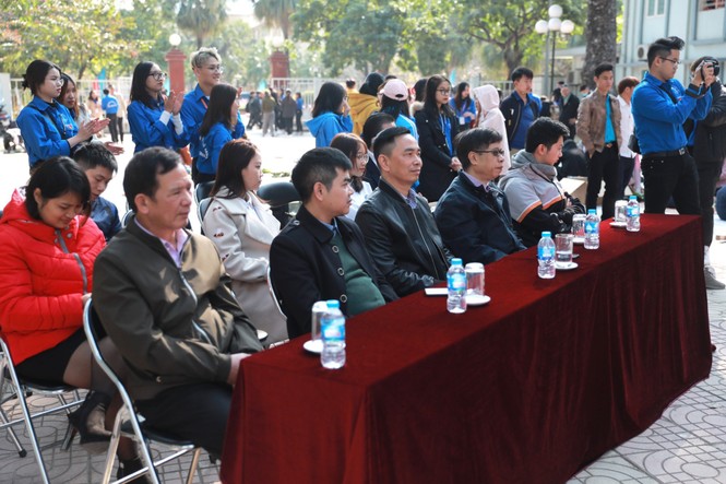 “Gói nụ cười, gửi nắng xuân” - chương trình “Đông Ấm” của tuổi trẻ ĐH Thương Mại - ảnh 2