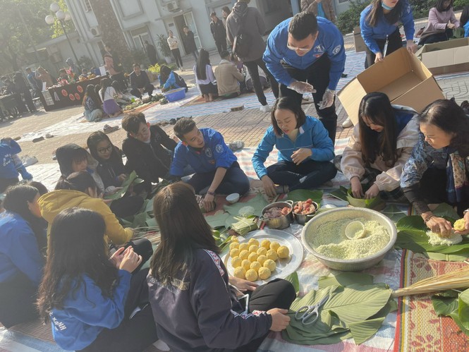 “Gói nụ cười, gửi nắng xuân” - chương trình “Đông Ấm” của tuổi trẻ ĐH Thương Mại - ảnh 4