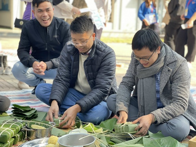 “Gói nụ cười, gửi nắng xuân” - chương trình “Đông Ấm” của tuổi trẻ ĐH Thương Mại - ảnh 5